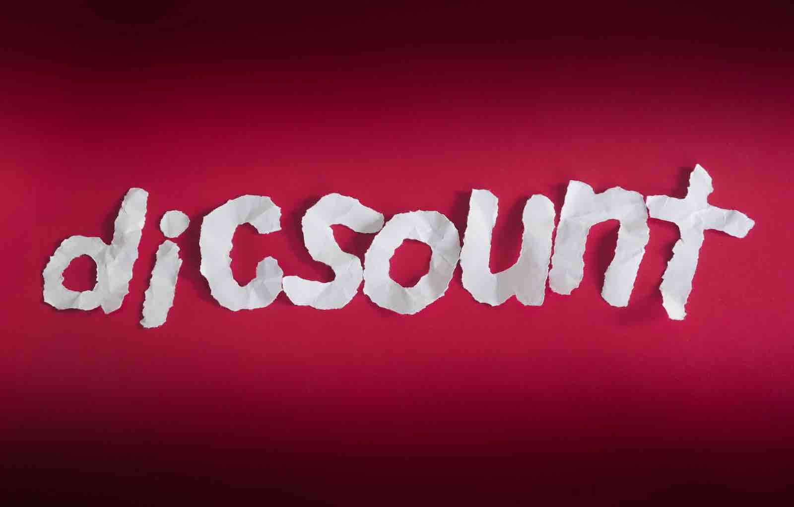 Misspelled Sign that says Discount but spelled Discount.